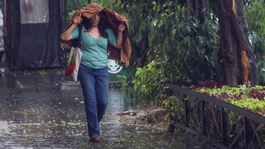 Este domingo 12 de julio, circulaciones ciclónicas y vaguadas en niveles medios y altos de la atmósfera, en combinación con la onda tropical #18 que se desplazará sobre sureste, generarán lluvias puntuales intensas.