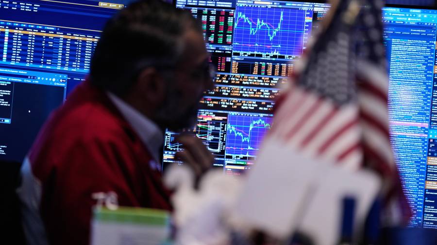 Las acciones bajaban y los precios del petróleo se disparaban el jueves después de que el presidente Donald Trump prometió que Estados Unidos continuaría atacando a Irán.