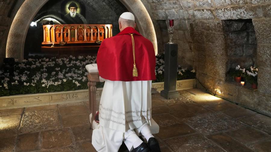 El Papa León XIV reza ante la tumba de San Charbel Makhlouf en el Monasterio de San Marón, en Annaya, Líbano.