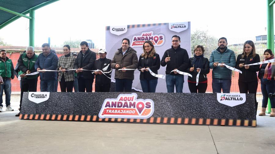 Autoridades realizaron el corte de listón durante el evento de entrega.