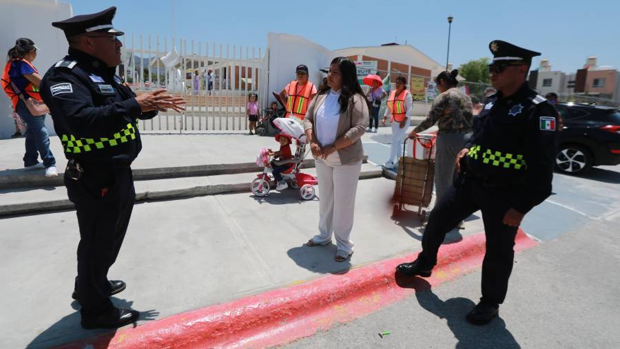 Elementos de la Policía Municipal participan en el operativo de regreso a clases, brindando seguridad en escuelas y vialidades de Saltillo.