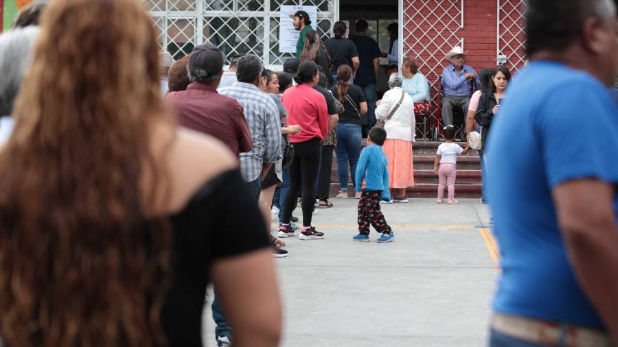 La asistencia a las urnas fue constante durante toda la jornada electoral, con una notable presencia de mujeres y adultos mayores desde las primeras horas.