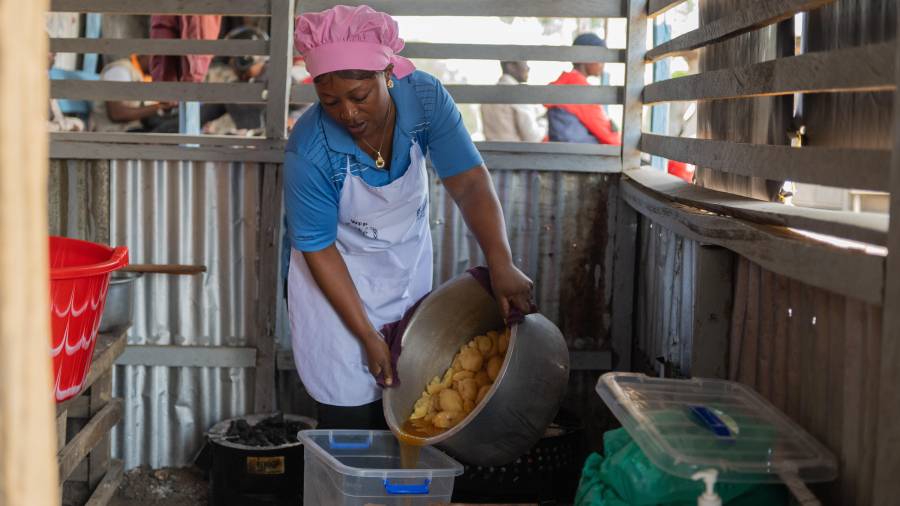 Arlette Basekawike prepara comidas para pacientes con ébola en el Centro Médico Evangélico en Bunia, República Democrática del Congo, el 1 de junio de 2026, así lo registró la agencia The Associated Press.