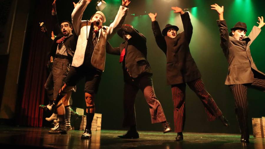 El elenco de la Escuela Nacional de Arte Teatral presentó en Saltillo una versión en formato cabaret de la clásica obra de Bertolt Brecht.