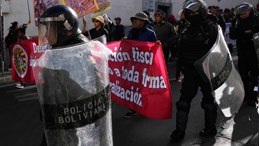 La policía escolta a maestros durante una protesta antigubernamental en La Paz, Bolivia, el martes 15 de septiembre de 2026.