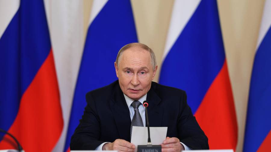 El presidente ruso Vladimir Putin preside una reunión sobre el desarrollo de la industria aeronáutica nacional de Rusia en el Instituto de Investigación de Vuelo Gromov en Zhukovsky, en las afueras de Moscú.