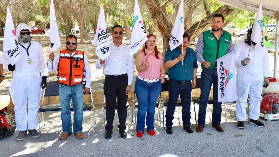 La jornada se llevó a cabo en la Plaza Central de Bella Unión, donde autoridades y ciudadanía sumaron esfuerzos para eliminar posibles criaderos de mosquitos.
