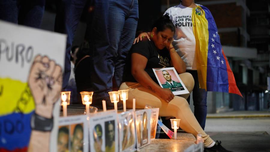 Familiares de detenidos que, afirman, se encuentran retenidos por motivos políticos esperan afuera de El Helicoide, sede del servicio de inteligencia de Venezuela y centro de detención.