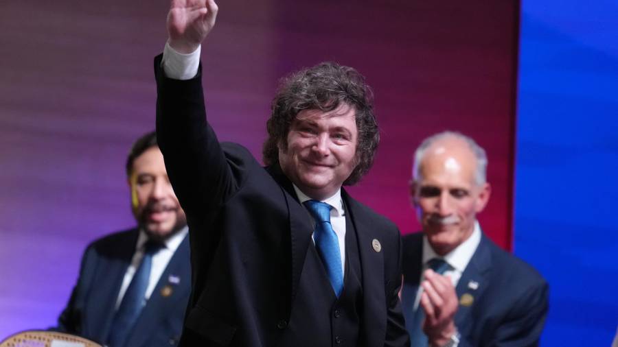 El presidente de Argentina, Javier Milei, llega a la toma de posesión del presidente de Colombia, Abelardo de la Espriella, en Cali, Colombia, el viernes 7 de agosto de 2026.
