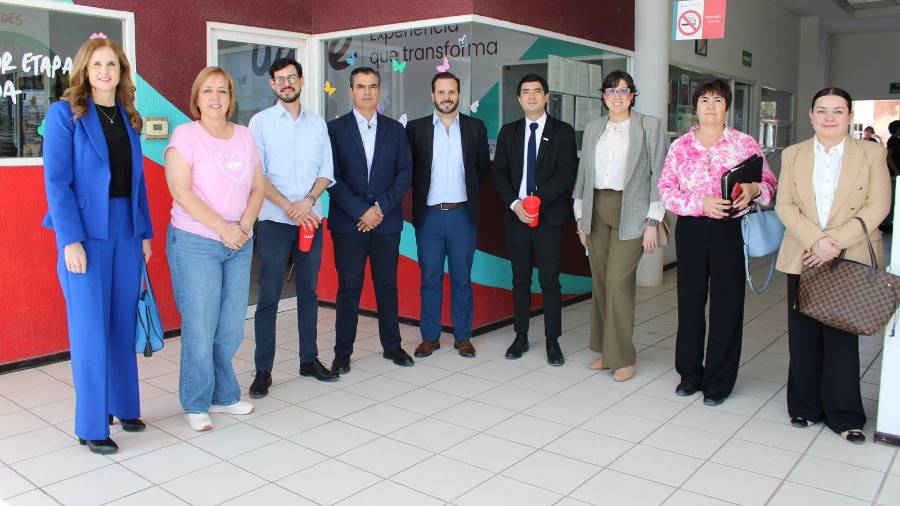 La delegación fue encabezada por la cónsul general Annabelle Larouche.