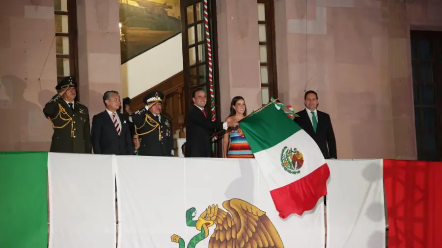 Después de las 22:00 horas, el gobernador Manolo Jiménez apareció en el balcón de Palacio de Gobierno para las tradicionales arengas.