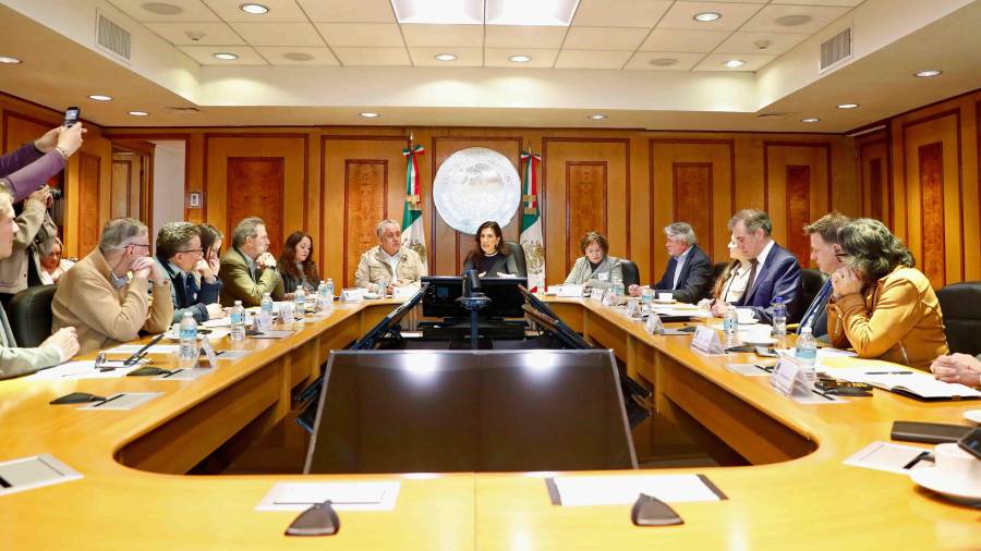 Integrantes de la organización política Somos México, que busca convertirse en partido político, se reunieron con Kenia López, presidenta de la Cámara de Diputados, para presentarle sus propuestas de reforma electoral.