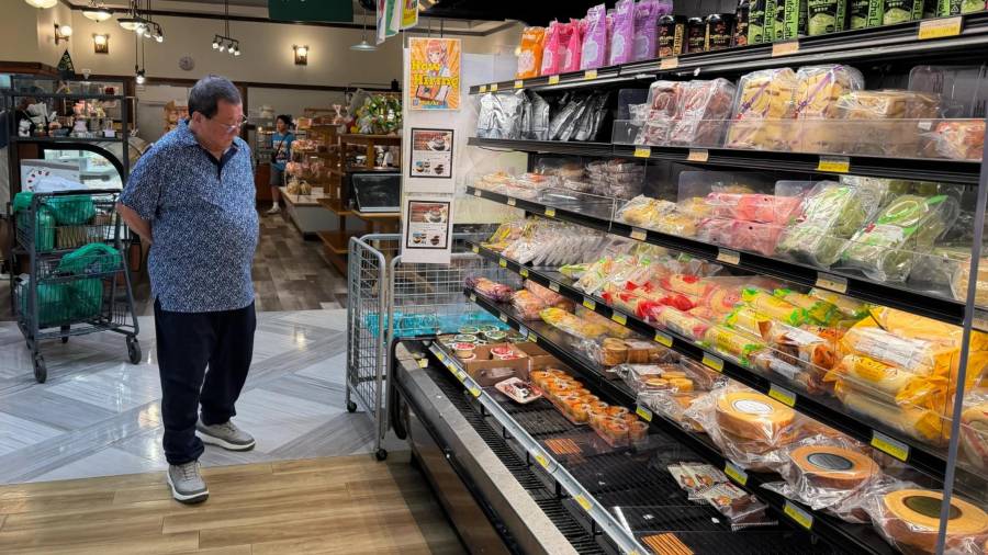 Un cliente realiza sus compras en un supermercado de Arlington Heights, Illinois, el lunes 6 de julio de 2026.
