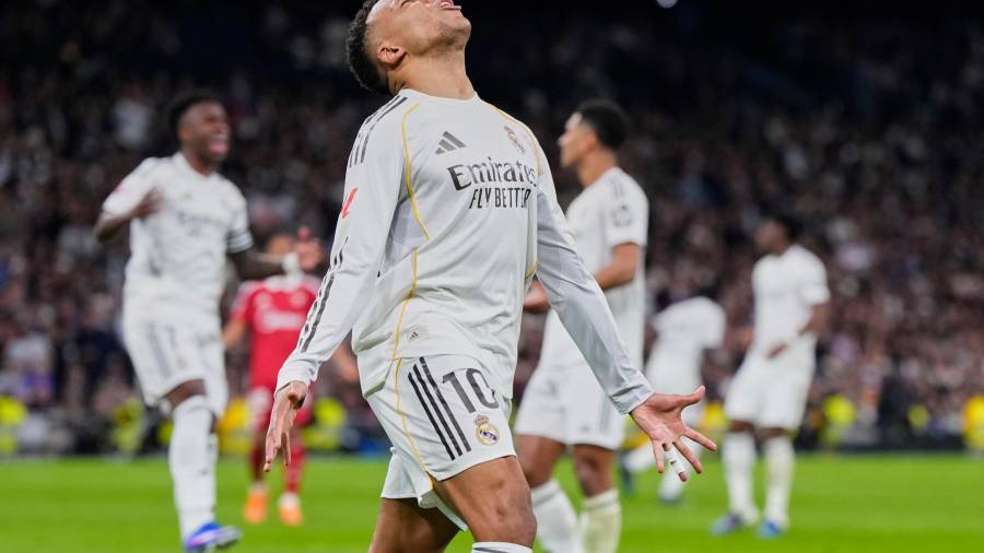 Kylian Mbappé anotó de penalti ante Sevilla, con el que igualó el récord de 59 goles en un año natural que ostentaba Cristiano Ronaldo.