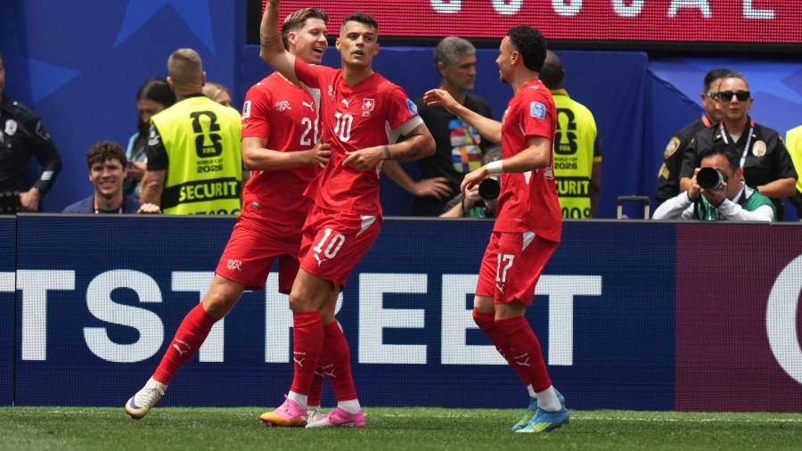 Granit Xhaka puso el broche final desde el manchón penal y comandó el orden de Suiza en la goleada 4-1 sobre Bosnia.
