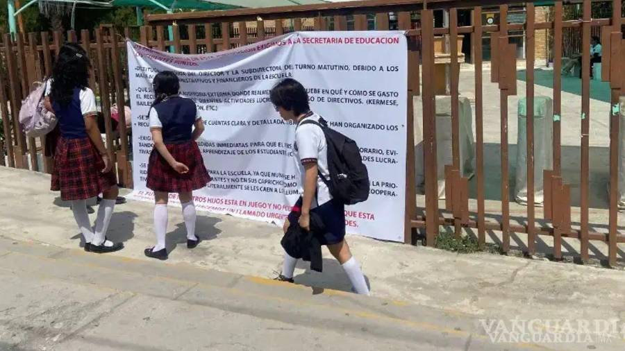 El plantel enfrenta cuestionamientos tras la ausencia del maestro señalado.