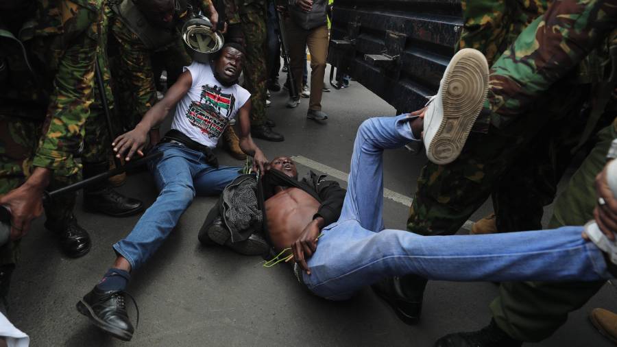 Policías arrestan a manifestantes en Nairobi, Kenia, el 25 de junio del 2026, informó Associated Press.