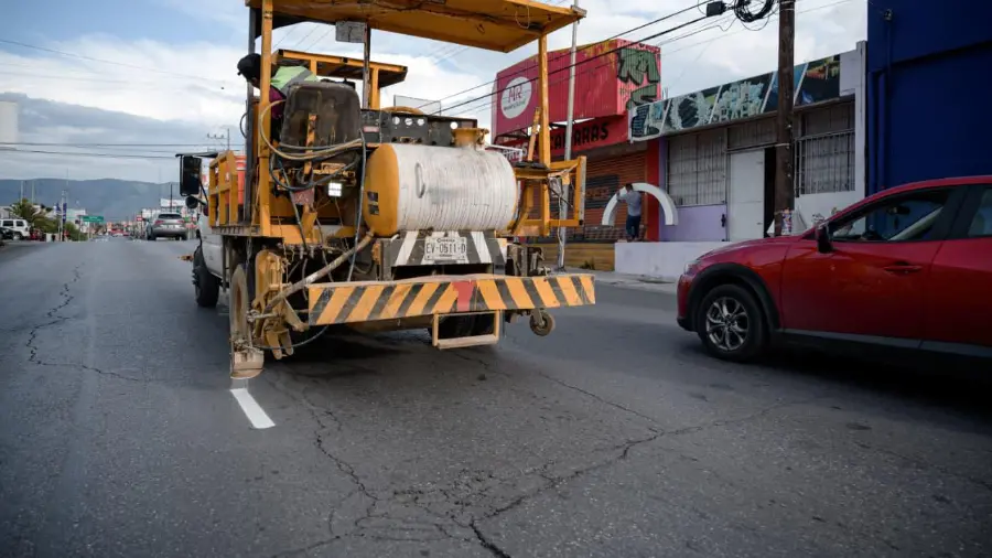 La renovación de la señalización busca mejorar la seguridad vial para peatones y automovilistas.