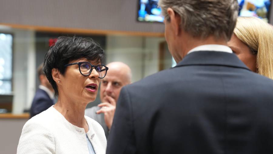 La comisionada de Ampliación de la Unión Europea Marta Kos (izq) con el ministro de Exteriores de Lituania Kestutis Budrys (cent) en Bruselas, el 13 de julio del 2026