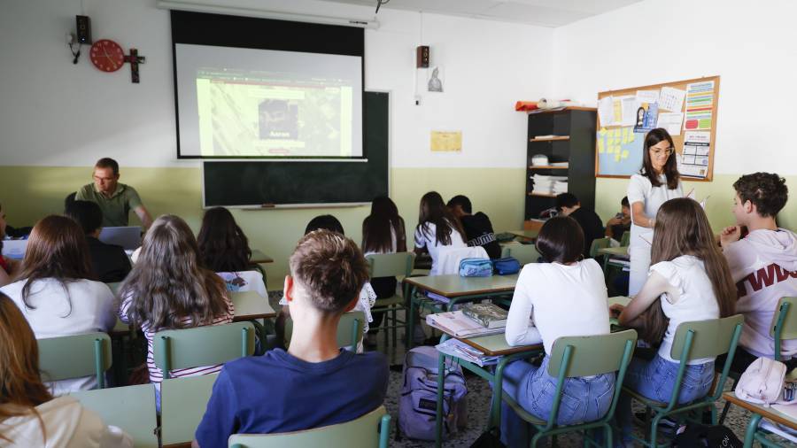 Para los educadores, “el informe es un indicador útil para poder conocer la tendencia general y comparar sistemas educativos, pero no debemos olvidarnos de que la educación va más allá de una prueba”, afirma Andrea Agustín, profesora de inglés.