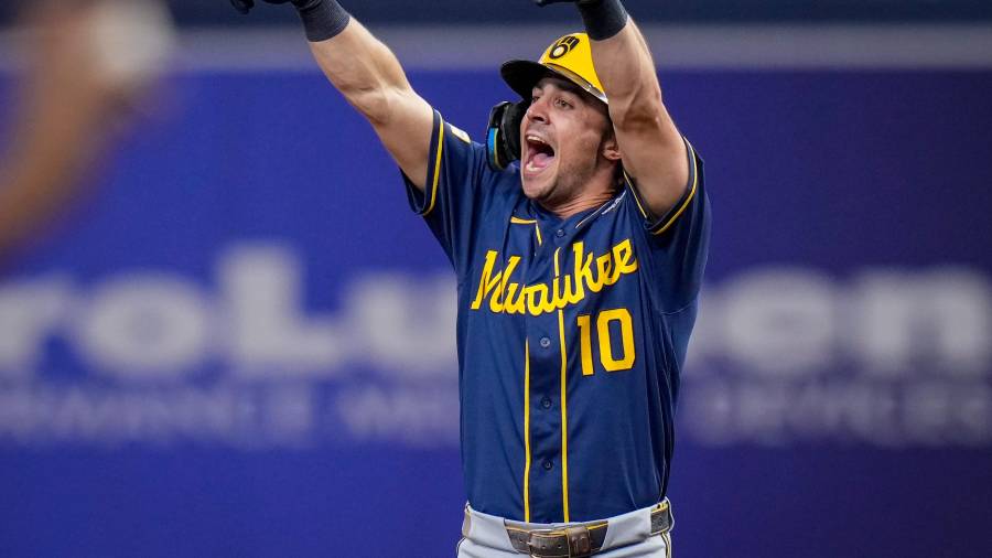 Milwaukee conectó 16 imparables y anotó ocho carreras en la quinta entrada para encaminarse a la victoria en el tercer juego.