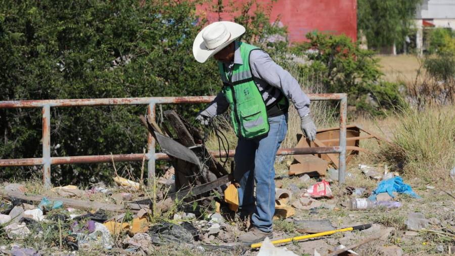 Cuadrillas municipales realizaron trabajos de limpieza en el arroyo Pericos, al oriente de Saltillo.