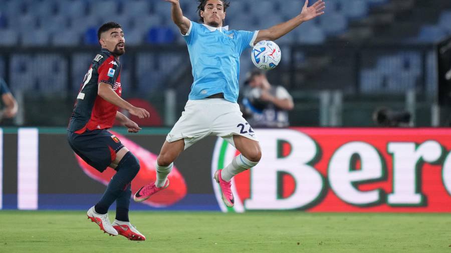 Johan Vásquez fue titular y capitán del Genoa en el Estadio Olímpico, donde Davide Frattesi decidió el partido al minuto 25.