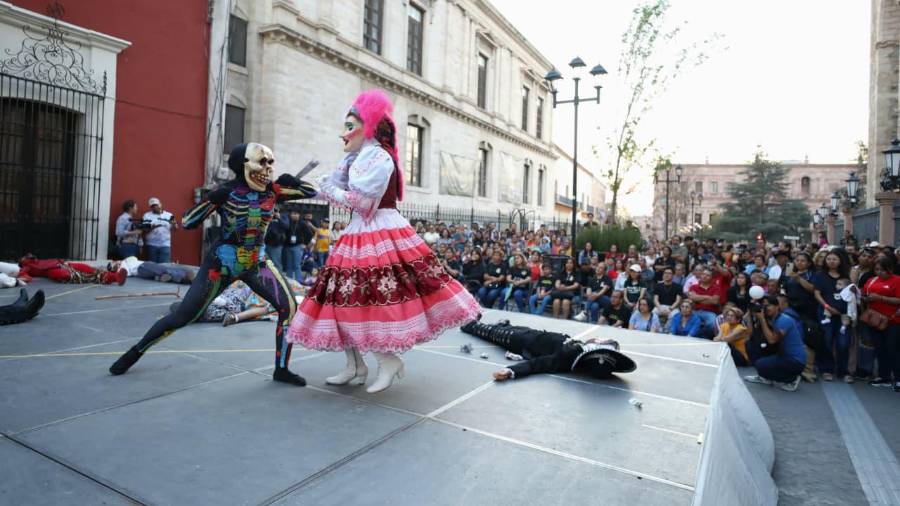 Agrupaciones de danza folklórica se presentaron en el Paseo Capital durante el espectáculo “Mujeres que Danzan”, evento que reunió a familias y visitantes en el Centro Histórico de Saltillo.