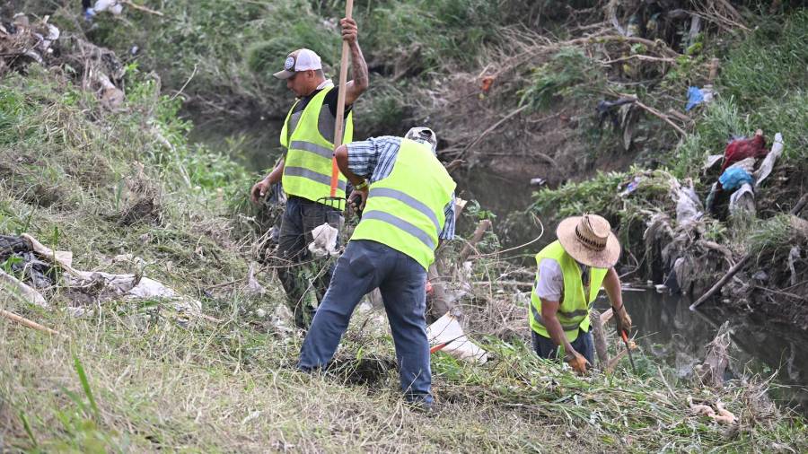 Personal de Obras Públicas realiza trabajos de retiro de maleza, residuos y materiales que obstruyen el cauce.