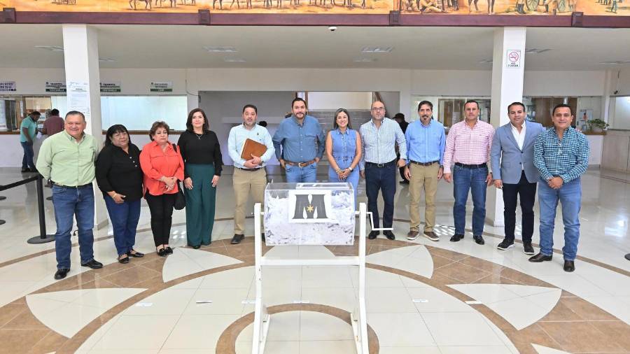 Autoridades municipales realizaron el sorteo de un automóvil entre contribuyentes cumplidos.