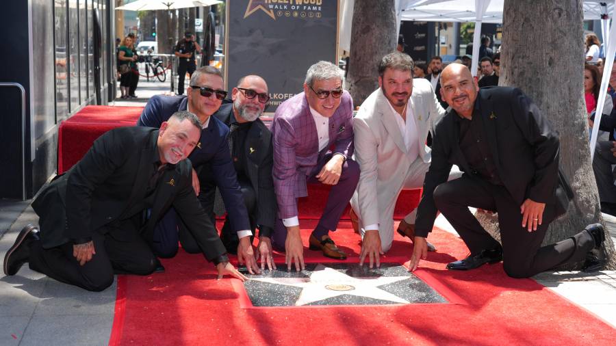 Orgullo. Ricky Muñoz y los integrantes de Intocable celebraron el reconocimiento acompañados por amigos y figuras de la industria musical.