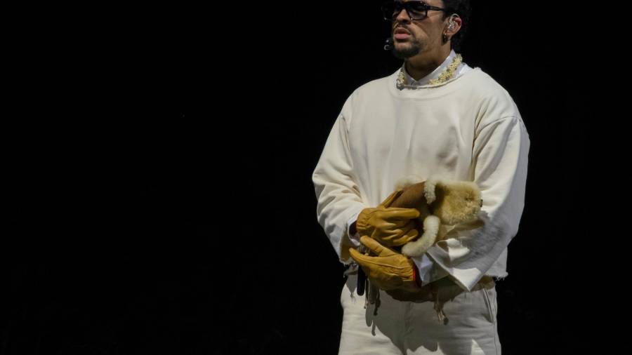 Bad Bunny además hará historia al presentarse en el show de medio tiempo del Super Bowl 2026, convirtiéndose en el primer artista latino en solitario en encabezar unos de los espectáculos más vistos del mundo.
