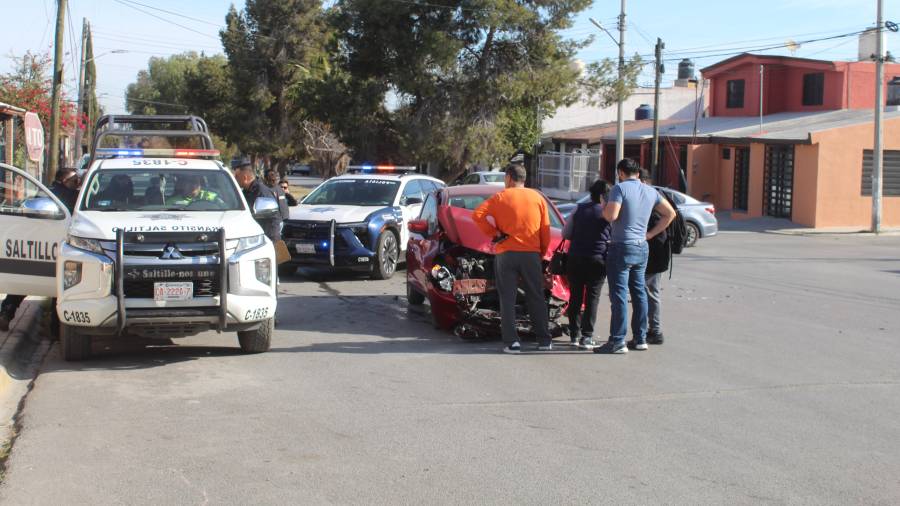 El Mazda 2 resultó con daños severos tras el choque en Virreyes; no se reportaron lesionados.