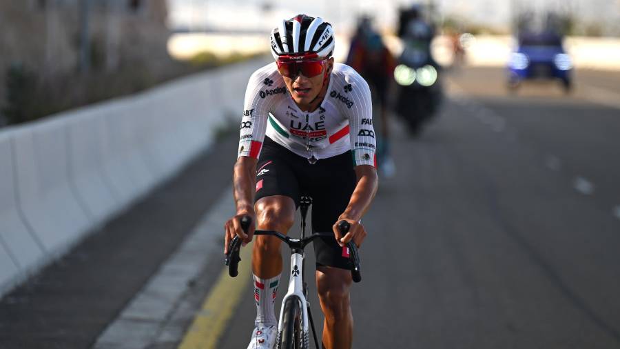 El mexicano se mantuvo competitivo en la montaña, pero perdió contacto en el descenso final y concluyó en el puesto 11.