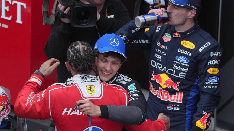 Los Mercedes dominaron gran parte de la carrera antes del abandono de George Russell por una falla mecánica.
