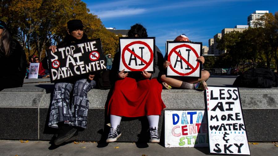 Manifestantes se reúnen frente a la Legislatura de Alberta como parte de un movimiento de protesta más amplio contra los centros de datos de IA en Edmonton, el sábado 3 de octubre de 2026.