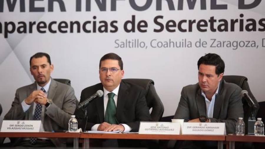 El secretario de Finanzas (centro) destacó que Coahuila alcanzó el semáforo verde de Hacienda como resultado del manejo ordenado de sus pasivos y recursos públicos.