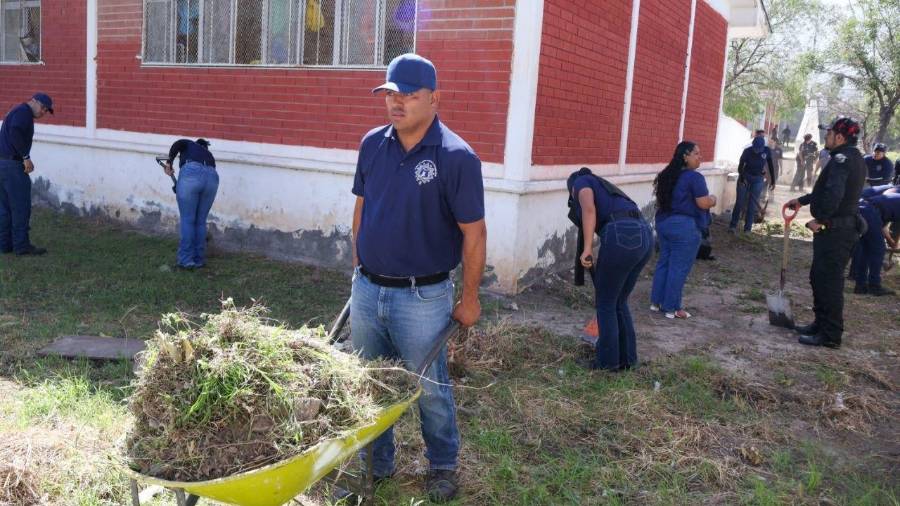 Cadetes de la Academia de Policía de Saltillo participaron en los trabajos realizados en el plantel educativo.