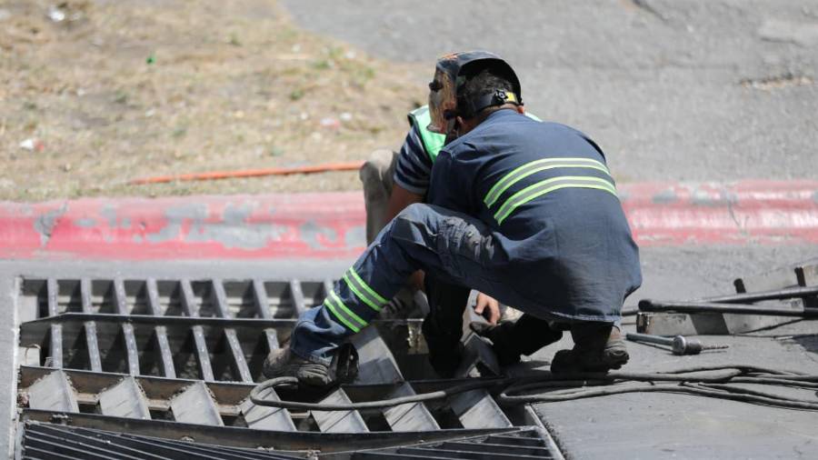Cuadrillas atienden y rehabilitan rejillas pluviales para prevenir inundaciones.