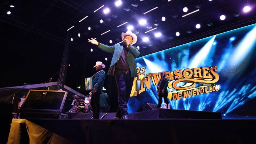 Al ritmo de Los Invasores de Nuevo León, cientos de asistentes disfrutaron de una noche de música regional mexicana en el Biblioparque Norte.