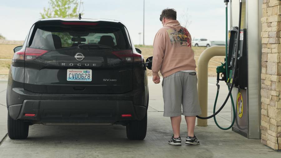 Un conductor llena el tanque de un vehículo en una gasolinera Buc-ee's de Johnstown, Colorado.