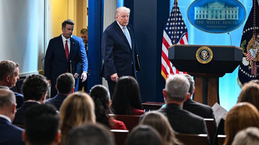 El presidente Trump se dirige a los medios de comunicación en la Casa Blanca. Irán y Estados Unidos lograron alcanzar un acuerdo para un alto al fuego durante dos semanas.