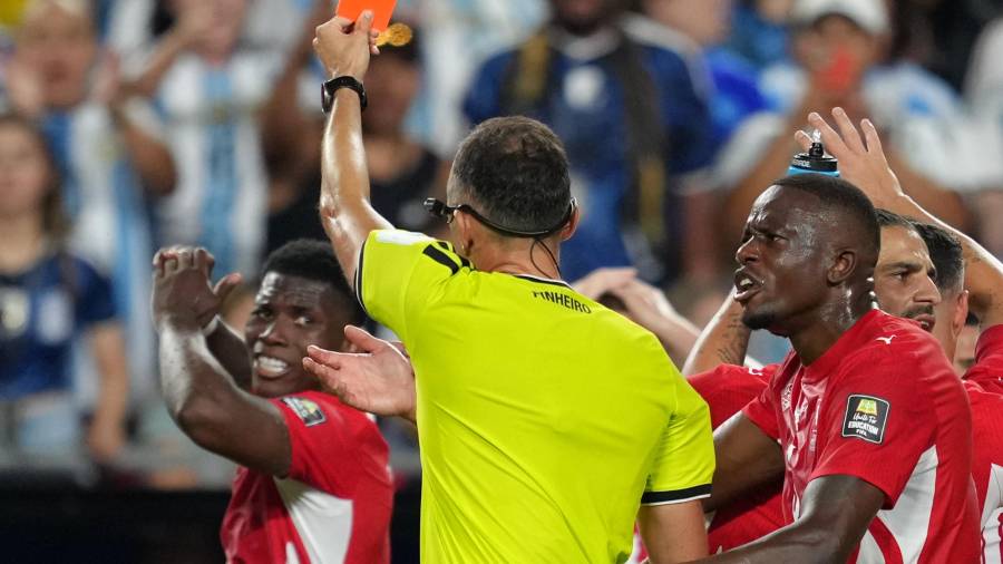 Breel Embolo fue expulsado en el Argentina vs Suiza tras una revisión del VAR por Mistaken Identity.