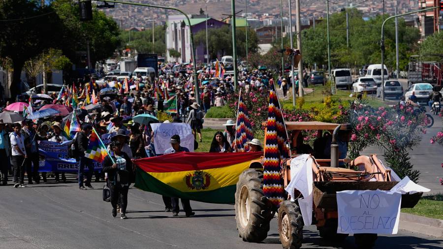 Manifestantes marchan contra el aumento de los precios del diésel y la escasez de combustible en Cochabamba, Bolivia, el viernes 4 de septiembre de 2026.