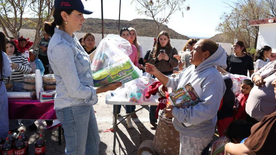 Se entregaron pañales y leche a madres de familia del ejido como apoyo al bienestar familiar.