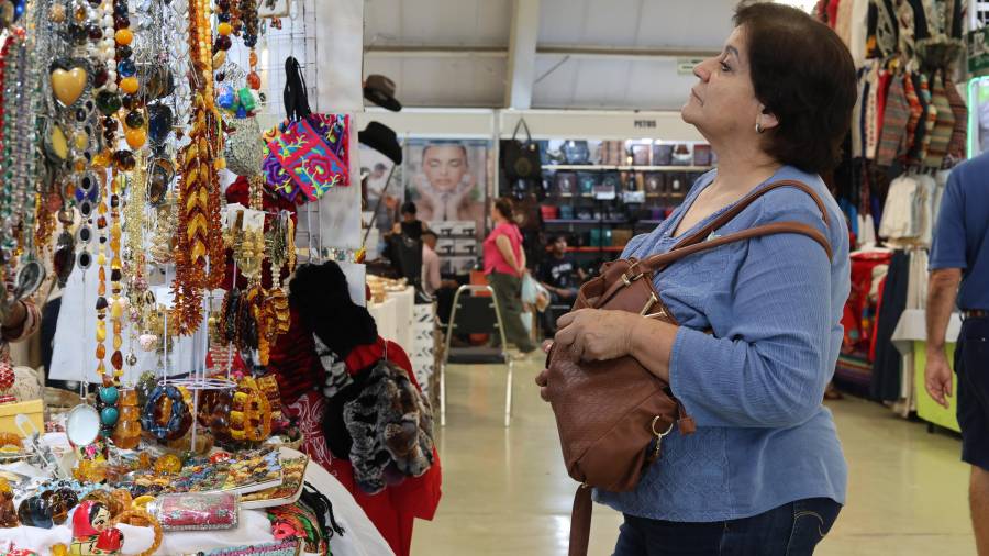 Saltillenses comenzaron a recorrer los pasillos de Canacintra para conocer la oferta artesanal de los 150 expositores en TlaquepArte. FOTOS: HOMERO SÁNCHEZ