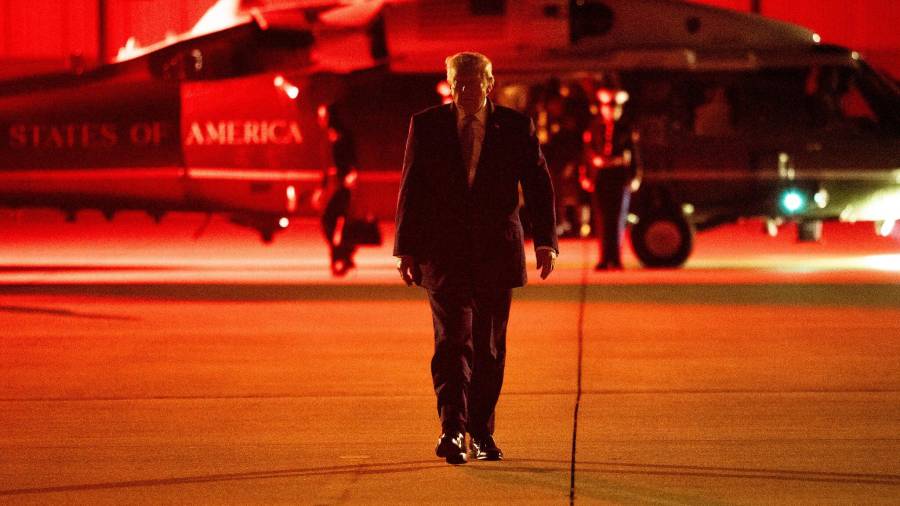 En medio de una Casa Blanca sombría, Trump se dirige a las elecciones intermedias