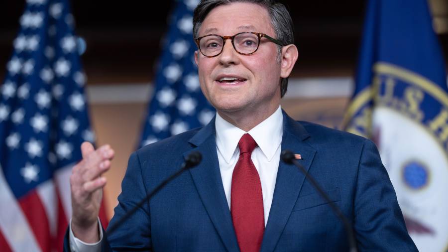 El presidente de la Cámara de Representantes de Estados Unidos, el republicano Mike Johnson, en una conferencia de prensa en el Capitolio.