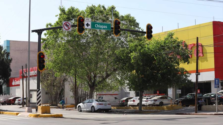 El director de Infraestructura y Obras Públicas, Virgilio Verduzco, dijo que los semáforos ajustan sus tiempos para priorizar intersecciones con mayor afluencia de vehículos, mejorando la circulación.