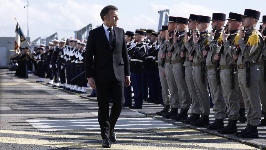 El presidente francés, Emmanuel Macron, pasa revista a las tropas durante su visita a la base naval de submarinos nucleares de Ile Longue en Crozon, Francia.